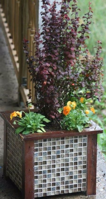 15 maneiras que voc nunca pensou em usar azulejo em sua casa, Fa a um plantador de jardim de azulejos para decora o frugal de luxo