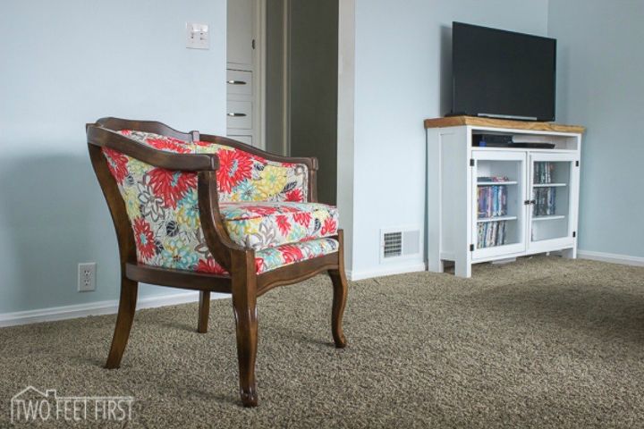 decora tu sala de estar por menos de 10 dlares con estas 15 ideas, Restaura y retapiza una silla de una tienda de segunda mano