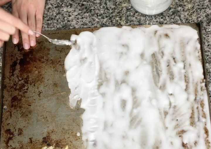los mejores consejos de limpieza que debes conocer para 2017, Esta soluci n r pida para una bandeja de galletas quemada y escamada