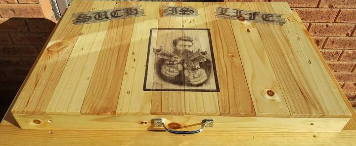 transferencia de imagen en el pecho de madera do s dont s, Ned Kelly Outdoor Cooler