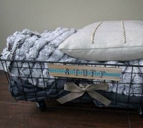 15 trucos para ahorrar espacio en tu dormitorio, Convierte una cesta de alambre en un almacenaje de ropa blanca rodante