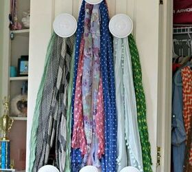 15 trucos para ahorrar espacio en tu dormitorio, Convierte los soportes de las cenefas en soportes para bufandas