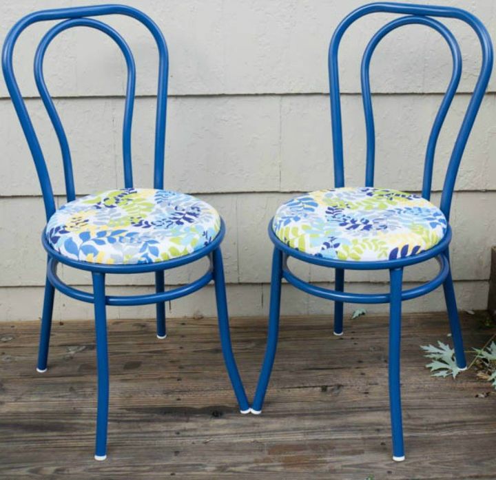 s flip that rusted garage sale find with these 14 stunning ideas, garages, Spray paint rusted metal chairs