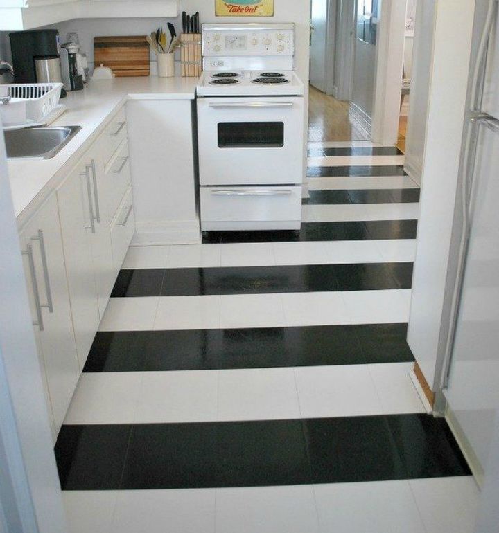13 upgrades de cozinha que fazem sua casa valer mais, Como colocar piso de vinil preto e branco listrado