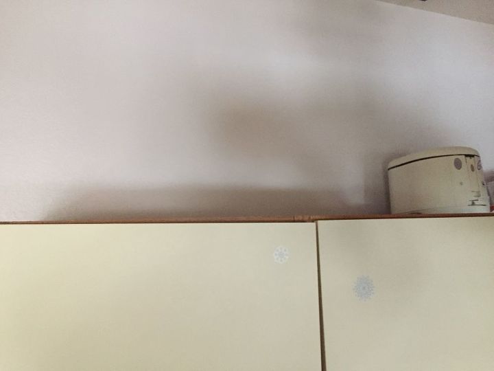 q wasted space above cabinets, kitchen cabinets, kitchen design