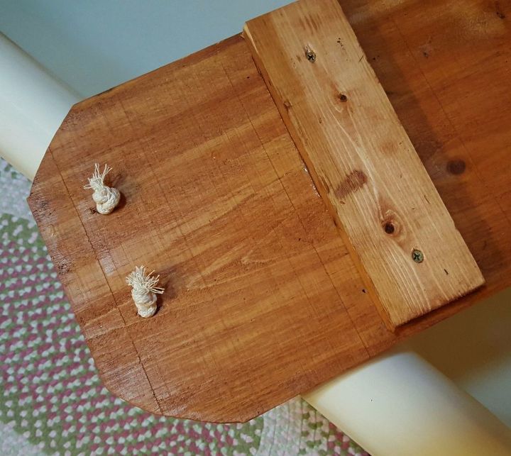 tabla de bao de bricolaje fcil, Coloca los topes y pasa la cuerda por los agujeros