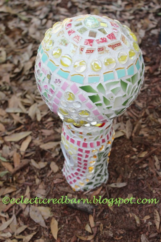 usando um vaso e um globo para arte decorativa de jardim