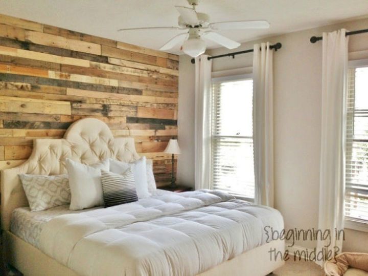 13 ideas con estilo que querrs robar para tu aburrido dormitorio, Construye una pared de acento con palets