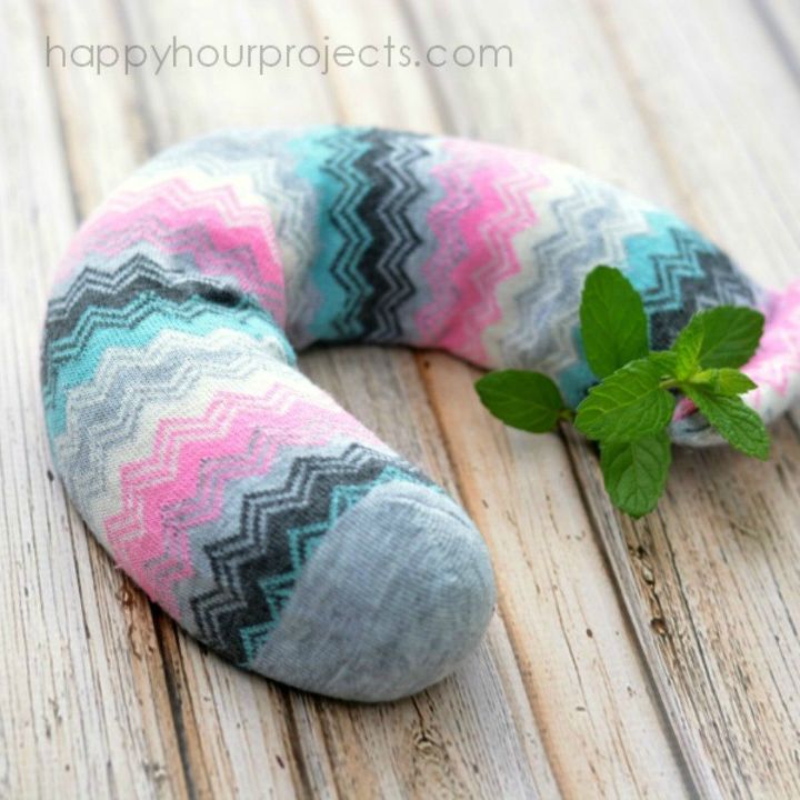 apuesto a que nunca has pensado en hacer esto con tus calcetines viejos 16 ideas, Almohada de Spa de Aromaterapia DIY