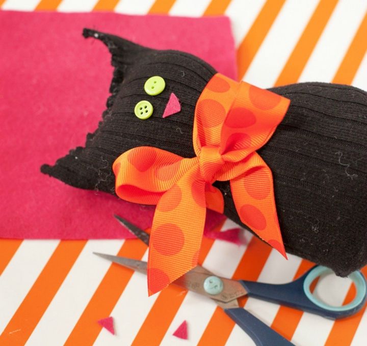 aposto que voc nunca pensou em fazer isso com suas meias velhas 16 ideias, Artesanato de Halloween de 15 minutos gato de meia preta assustador