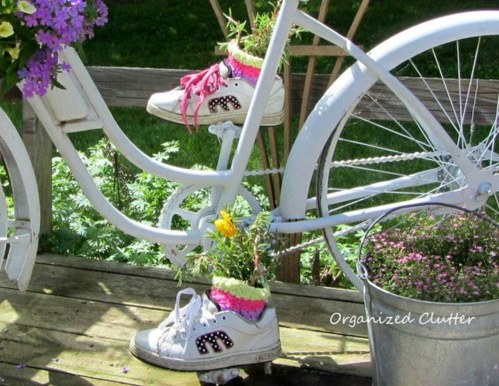 aposto que voc nunca pensou em fazer isso com suas meias velhas 16 ideias, Adicione uma bicicleta ao jardim apenas por divers o