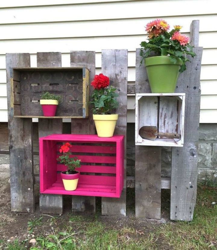 11 magnficas ideas para el patio trasero que debes guardar para la primavera, Convierte las cajas en divertidos marcos para macetas
