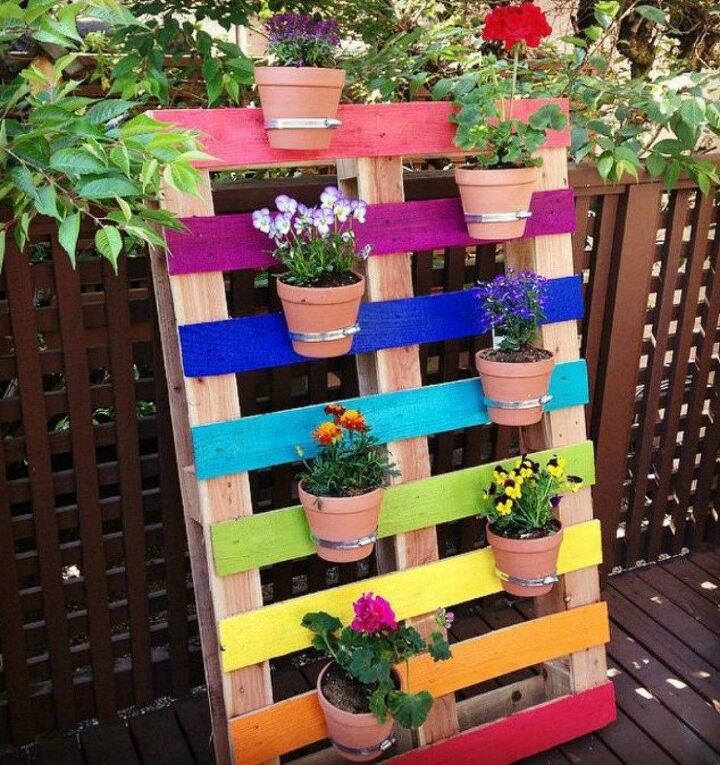 11 lindas idias de quintal para economizar para a primavera, Jardim de flores de paletes recicladas arco ris