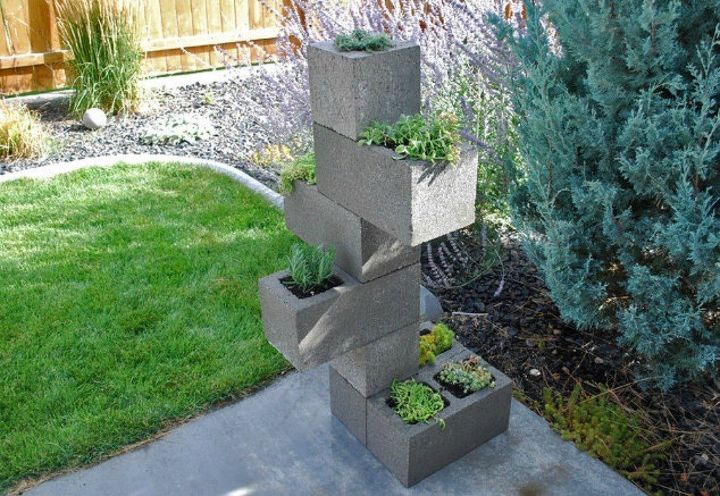 11 lindas idias de quintal para economizar para a primavera, Plantador vertical feito de blocos de concreto