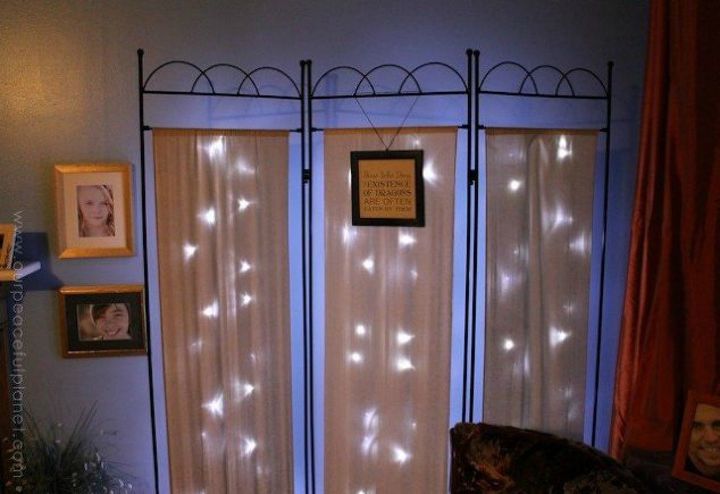 14 increbles ideas de luces de hadas que definitivamente vamos a copiar, Luces centelleantes divisor de habitaci n Makeover