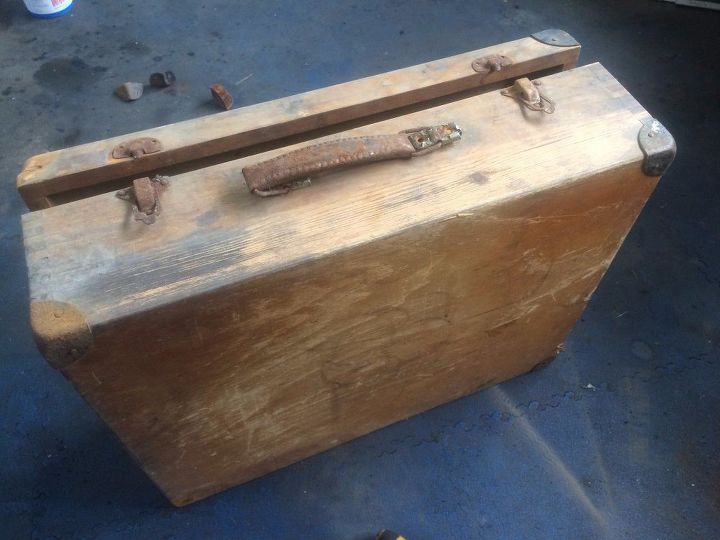 maleta vieja convertida en mueble de bao