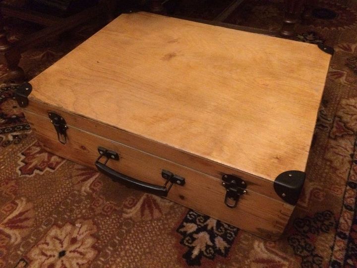 maleta vieja convertida en mueble de bao