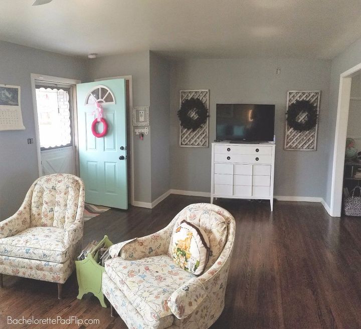 actualizar y decorar una sala de estar de mediados de siglo con un presupuesto