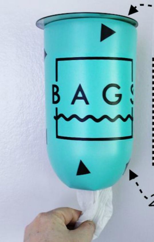 organiza tu cocina con estas 16 ideas de almacenamiento sencillas y baratas, Convierte una botella de refresco en un dispensador de bolsas
