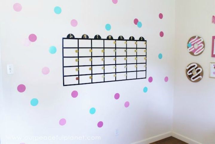 corta un trozo de washi tape para estas 25 ideas creativas, Enorme calendario de pared con Post It Tape