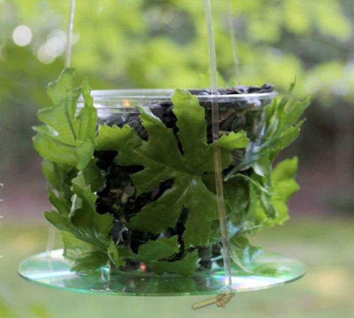 14 shocking things you can do with those leftover plastic cups, Transform them into bird feeders
