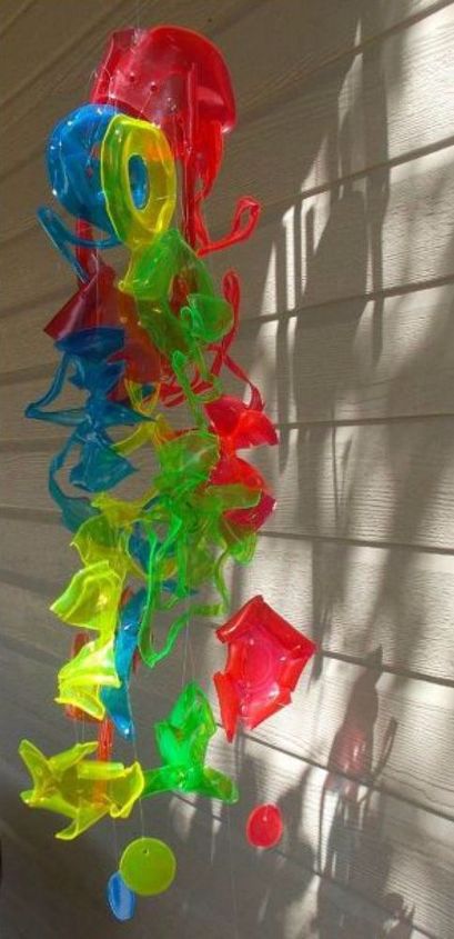 14 cosas impactantes que puedes hacer con esos vasos de plstico que te sobran, Atrapador de sol inspirado en CHIHULY hecho con vasos de pl stico reciclados