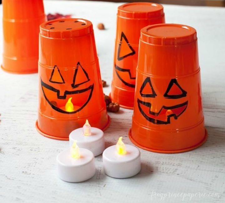 14 coisas chocantes que voc pode fazer com seus copos de plstico que sobraram, Luzes de ab bora Halloween ThreeSavingMinutes