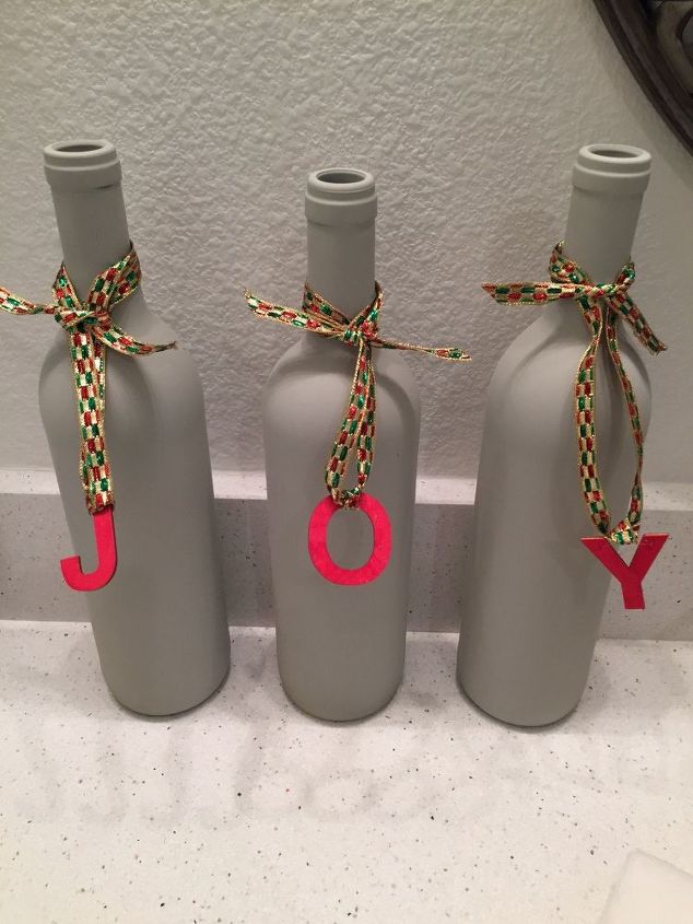 botellas de vino recicladas para la decoracin navidea, Cinta brillante y letras JOY para el ba o de invitados