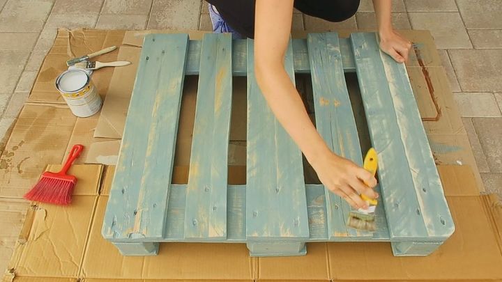 vintage style coffee table from pallet video