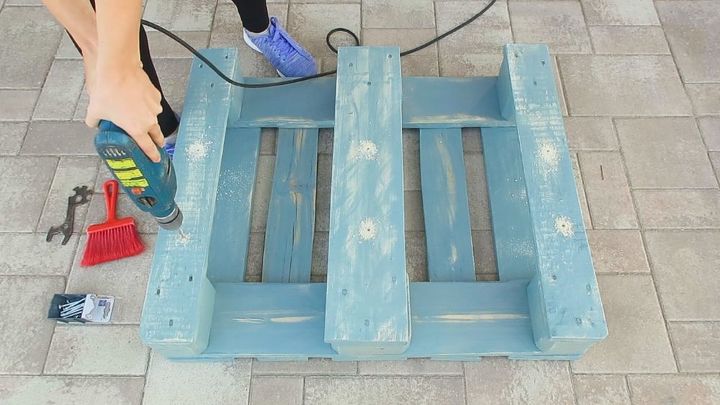 vintage style coffee table from pallet video
