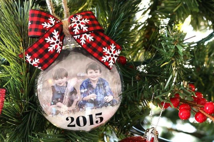 s show off your family photos with these 16 creative ideas, Place them into Christmas tree ornaments
