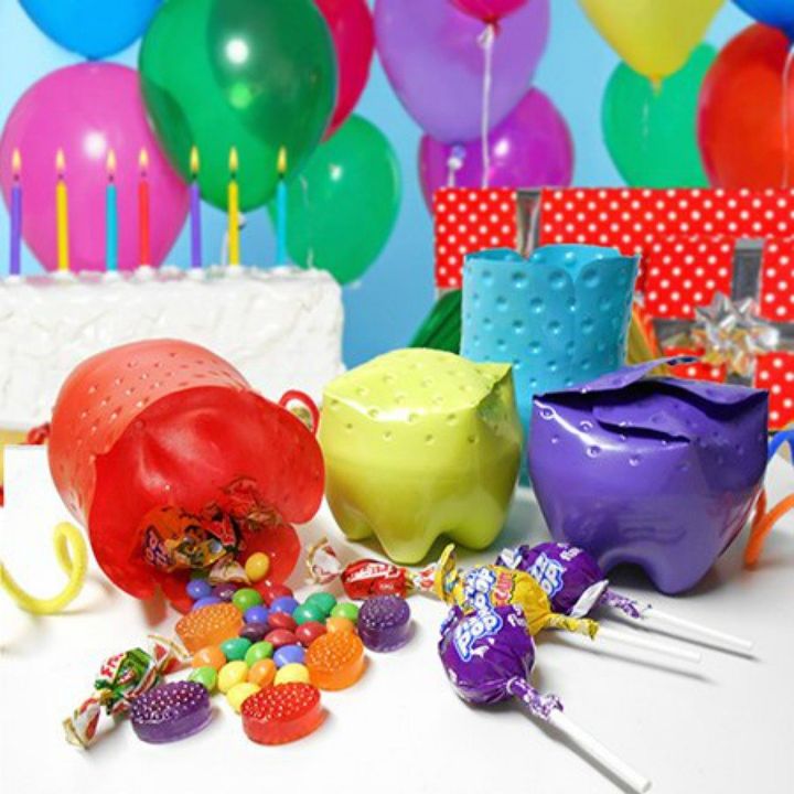s cut plastic ontainters in half to copy these 16 cool ideas, This funky party favor holder