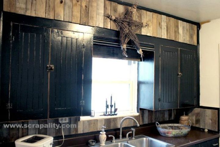 12 reasons not to paint your kitchen cabinets white, Pallet board looks just as good next to black