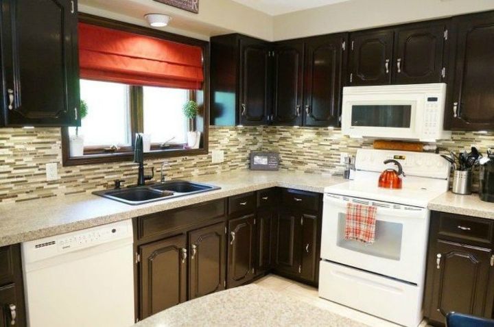 12 reasons not to paint your kitchen cabinets white, Dark colors make white look bright