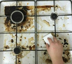 12 maneras fciles de asegurarse de que su horno est siempre impecable, Mant n limpia la parte superior de la estufa con una almohadilla de goma de borrar