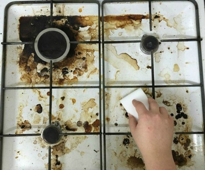 12 maneras fciles de asegurarse de que su horno est siempre impecable, Mant n limpia la parte superior de la estufa con una almohadilla de goma de borrar