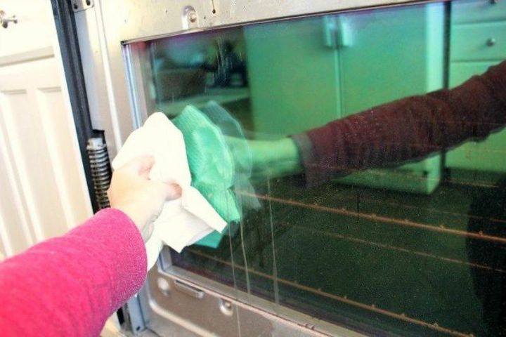 12 easy ways to make sure your oven is always spotless, Clean between the glass door