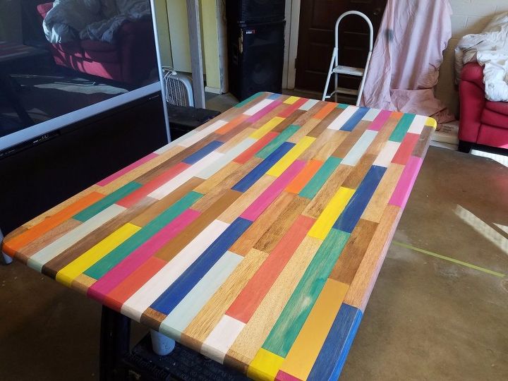 mesa de cozinha color block, Acabamento em verniz de madeira