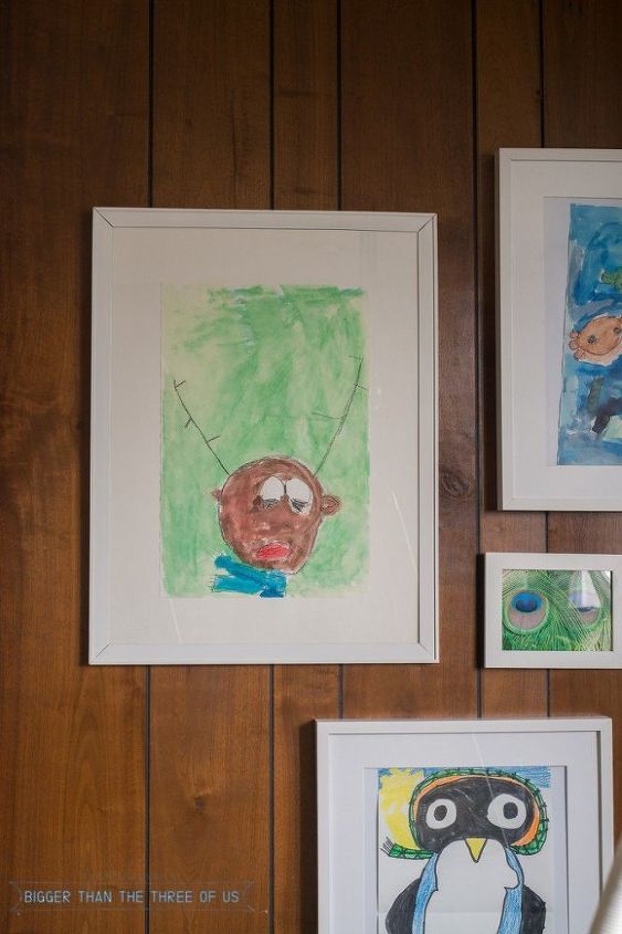 obras de arte infantis na parede da galeria
