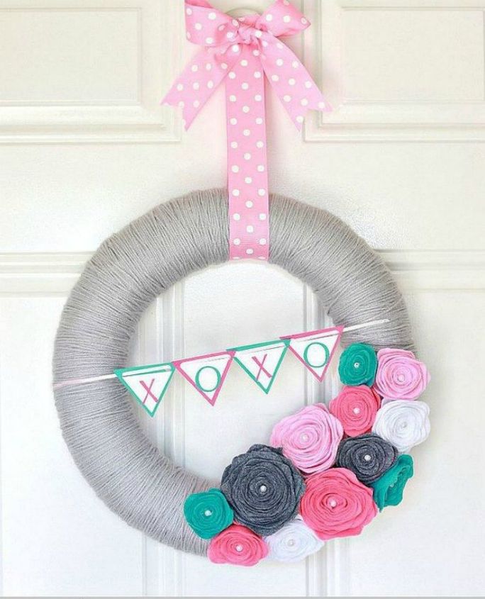 s dress your door for valentine s with these 20 beautiful wreaths, crafts, doors, seasonal holiday decor, valentines day ideas, wreaths, This one made with only yarn