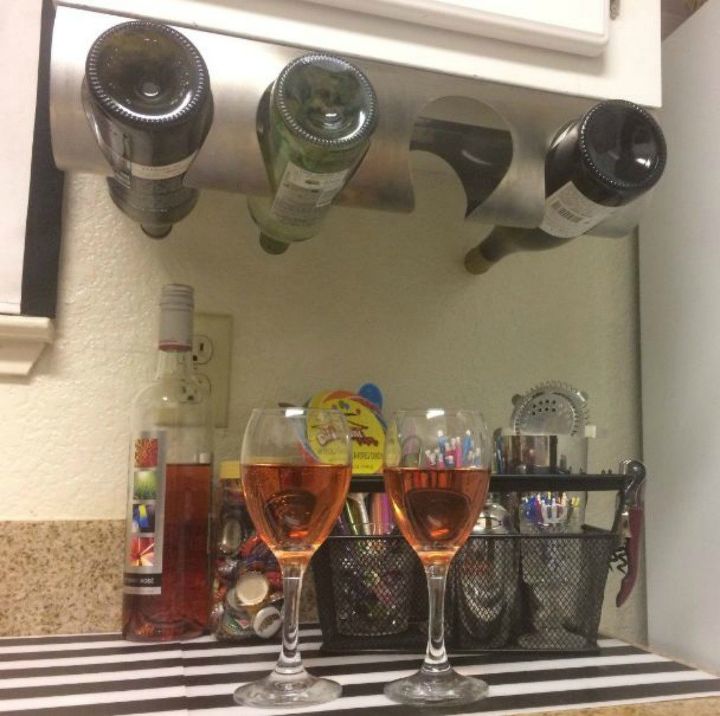 13 adorables accesorios de cocina que te harn amar la cocina, Estanter a para vinos bajo el armario