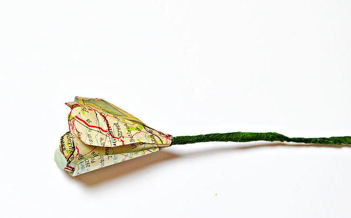 como fazer algumas flores de papel simples mas bonitas com mapas