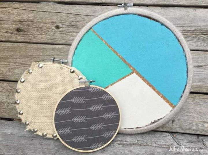 15 formas definitivas de utilizar los aros de bordar en la decoracin de tu casa, Tablero de mensajes con aro de bordado de corcho