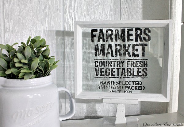 cartel de mercado de granjeros con plantilla de vidrio en el pedestal