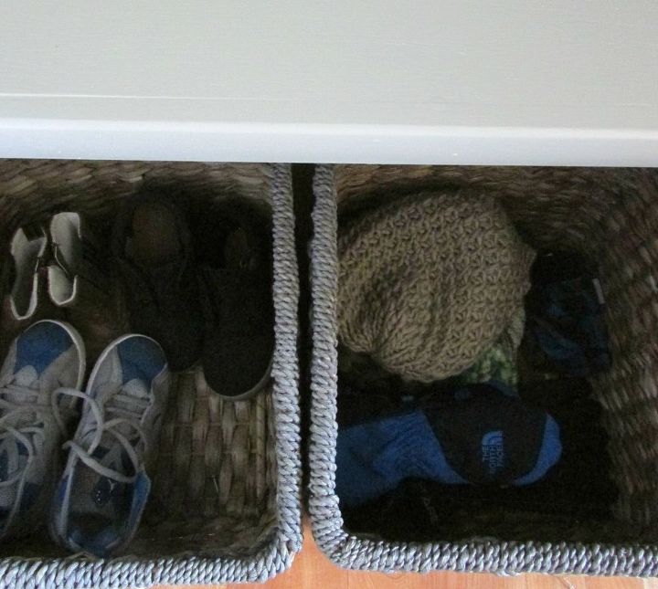 el armario del vestbulo se convierte en un mini cuarto de bao, Cestas de hierba marina bajo el banco