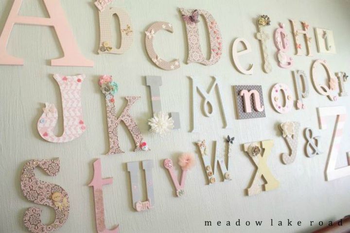 21 adorables regalos para bebs que harn que la gente haga oooh y ahhh, Muro del alfabeto en la guarder a Una actividad para el baby shower