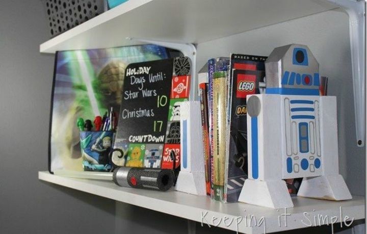 15 ideias incrveis de decorao de fico cientfica para o nerd da sua famlia, Fa a voc mesmo 2x4 Star Wars R2D2 tampas de livros bedroomdecor