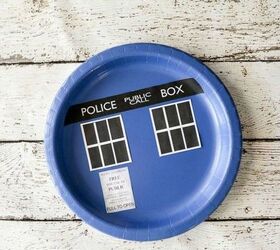 15 increbles ideas de decoracin de ciencia ficcin para el nerd de tu familia, Recorta y pega los platos de fiesta de Police Box