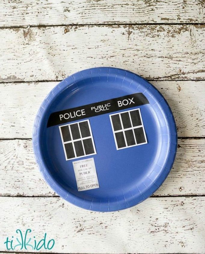 15 increbles ideas de decoracin de ciencia ficcin para el nerd de tu familia, Recorta y pega los platos de fiesta de Police Box