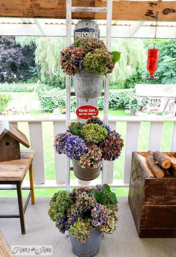 estos 11 trucos de jardinera te harn contar hasta la primavera, Hortensias Forever in Bloom en una escalera Mejor con caf